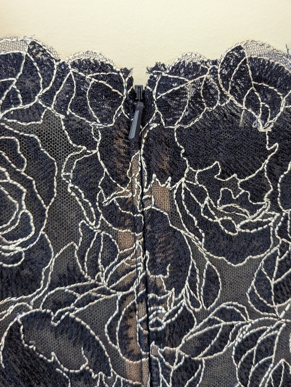 NEW Tadashi Shoji Rose Motif - Picture 3 of 8